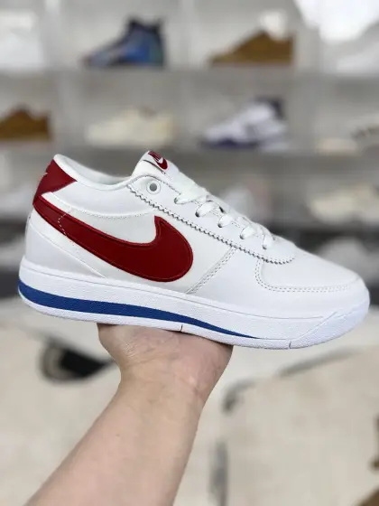 ▪️H版纯原 Nike Book 1 EP 舒适 防滑耐磨 低帮 篮球鞋 男款 白红色 阿甘 布克一代 ▪️ (39 40 40.5 41 42 42.5 43 44 44.5 45 46) ▪️货号:FJ4250-105/FJ4249-105 ▪️布克一代篮球鞋的外观设计灵感来源于经典鞋型如Nike Air Force 1、Nike Blazer和Air Jordan 1,成功融合了复古与现代元素.鞋面主要采用牛皮革、牛剖层革和织物材质,搭配超厚海绵鞋舌填充,带来自然舒适的包裹感.麂皮鞋面质感出色,尽显低调奢华.全掌Cushlon泡棉与后掌Zoom气垫的组合,为脚部提供柔软而不泄力的支撑.后掌较厚,重心整体偏高,带来稳定的步伐.XDR橡胶轮胎外底,耐磨耐用,确保在各种地面上都能稳定前行.经典的人字纹外底设计,在干燥场地上的抓地力表现出色.鞋带的传统设计与充实的鞋舌、整体鞋型搭配得当,拉紧鞋带后包裹感优秀且不会出现掉跟现象.后掌的马蹄形Zoom气垫提高了缓震极限,使得用户在进行高空跳跃和投篮落地时能够获得足够的缓冲.许多用户赞赏其出色的外观设计和为穿搭带来的多样化选择.同时,兼顾实战性能和时尚外观的设计定位,也让布克一代成为年轻人中颇受欢迎的球鞋.